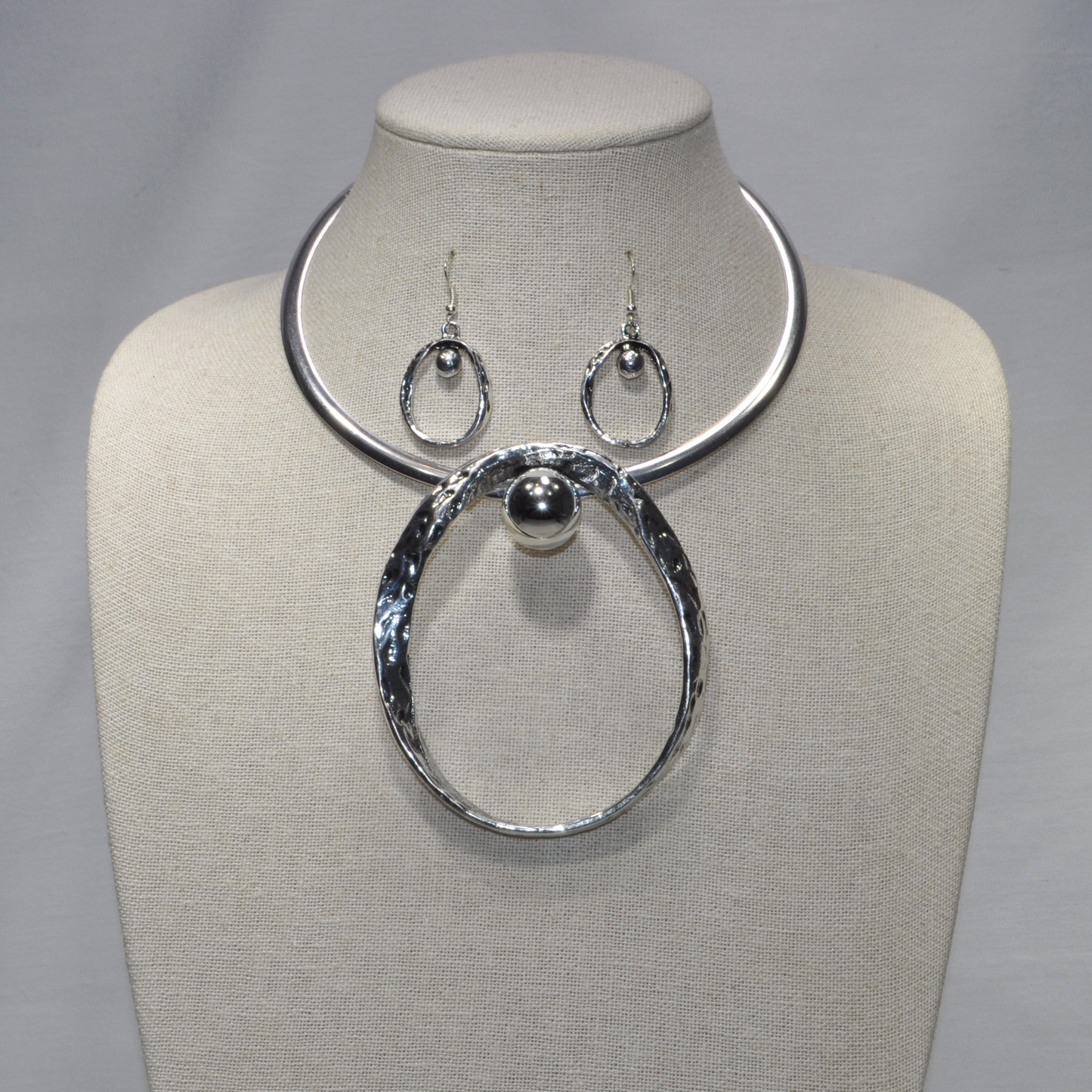 Hammered Metal Choker with Oval Pendant with Ball Center Set
