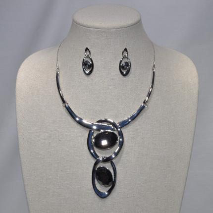 Metal Oval and Rhinestone Drop Necklace