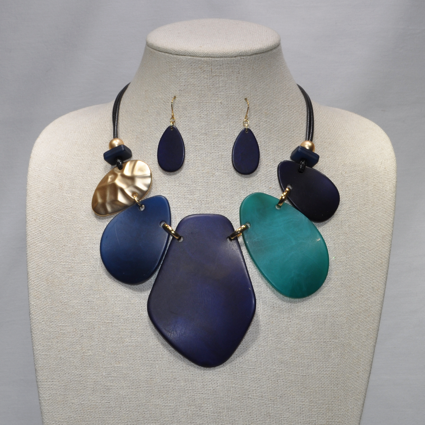 Wavy Lucite Necklace Set